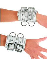 Handfesseln aus Leder mit D-Ringen - zum Schließen ins Bild klicken