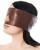 Augenmaske aus braunem Leder mit Schnürung am Hinterkopf - zum Schließen ins Bild klicken